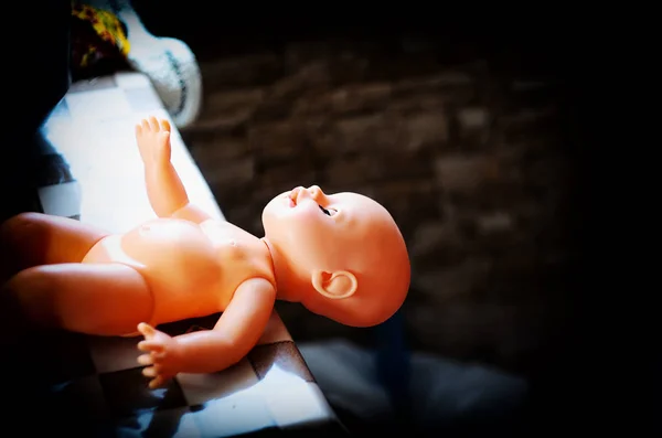 Plastik bebek bebek oyuncak mutfak masasına yatıyor