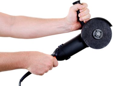 Açı öğütücü, beyaz arka plandaki bir adamın elinde kesme çarkı.