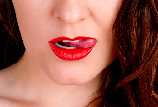 Kız dudaklarını yalıyor.