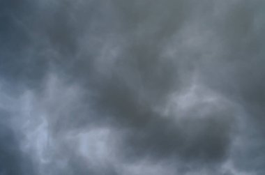 Hava, iklim ve karamsar doğa kavramları için doğal atmosfer arkaplanı oluşturan dramatik bulutlu gri fırtınalı gökyüzü