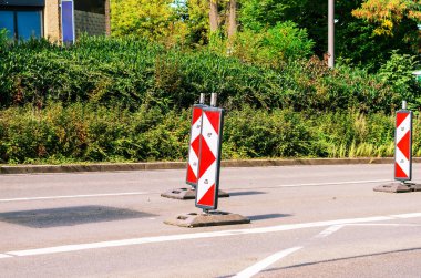 Alman yollarındaki trafik işaretleri araçların ve yayaların yönlerini gösteriyor