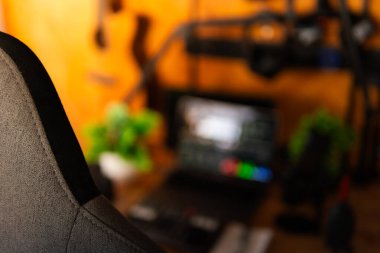 Bilgisayar, bitkiler ve sıcacık ışıklandırmanın yer aldığı modern masa kurulumu arka planı. Yaratıcı çalışma alanı, ev ofisi, masaüstü ilham kaynağı ve teknoloji temalı projeler için mükemmel..