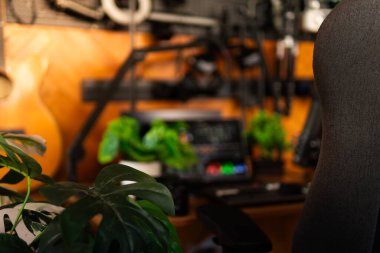 Bilgisayar, bitkiler ve sıcacık ışıklandırmanın yer aldığı modern masa kurulumu arka planı. Yaratıcı çalışma alanı, ev ofisi, masaüstü ilham kaynağı ve teknoloji temalı projeler için mükemmel..