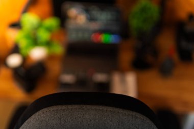 Bilgisayar, bitkiler ve sıcacık ışıklandırmanın yer aldığı modern masa kurulumu arka planı. Yaratıcı çalışma alanı, ev ofisi, masaüstü ilham kaynağı ve teknoloji temalı projeler için mükemmel..