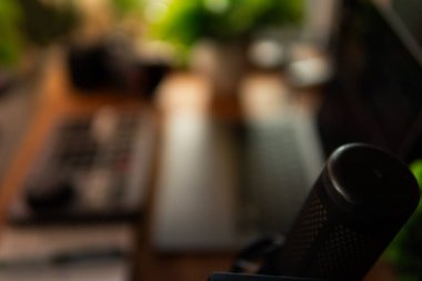 Bilgisayar, bitkiler ve sıcacık ışıklandırmanın yer aldığı modern masa kurulumu arka planı. Yaratıcı çalışma alanı, ev ofisi, masaüstü ilham kaynağı ve teknoloji temalı projeler için mükemmel..