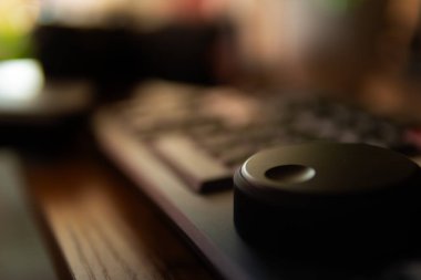 Bilgisayar, bitkiler ve sıcacık ışıklandırmanın yer aldığı modern masa kurulumu arka planı. Yaratıcı çalışma alanı, ev ofisi, masaüstü ilham kaynağı ve teknoloji temalı projeler için mükemmel..