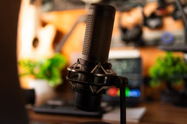 Bilgisayar, bitkiler ve sıcacık ışıklandırmanın yer aldığı modern masa kurulumu arka planı. Yaratıcı çalışma alanı, ev ofisi, masaüstü ilham kaynağı ve teknoloji temalı projeler için mükemmel..