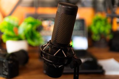 Bilgisayar, bitkiler ve sıcacık ışıklandırmanın yer aldığı modern masa kurulumu arka planı. Yaratıcı çalışma alanı, ev ofisi, masaüstü ilham kaynağı ve teknoloji temalı projeler için mükemmel..