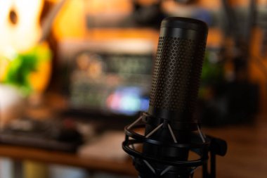 Bilgisayar, bitkiler ve sıcacık ışıklandırmanın yer aldığı modern masa kurulumu arka planı. Yaratıcı çalışma alanı, ev ofisi, masaüstü ilham kaynağı ve teknoloji temalı projeler için mükemmel..