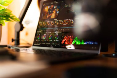 Bilgisayar, bitkiler ve sıcacık ışıklandırmanın yer aldığı modern masa kurulumu arka planı. Yaratıcı çalışma alanı, ev ofisi, masaüstü ilham kaynağı ve teknoloji temalı projeler için mükemmel..