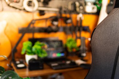 Bilgisayar, bitkiler ve sıcacık ışıklandırmanın yer aldığı modern masa kurulumu arka planı. Yaratıcı çalışma alanı, ev ofisi, masaüstü ilham kaynağı ve teknoloji temalı projeler için mükemmel..