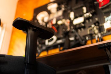 Bilgisayar, bitkiler ve sıcacık ışıklandırmanın yer aldığı modern masa kurulumu arka planı. Yaratıcı çalışma alanı, ev ofisi, masaüstü ilham kaynağı ve teknoloji temalı projeler için mükemmel..