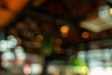 Bulanık kafe ve restoran arka planında rahat atmosfer, sehpa sehpaları ve doğal ışık var. Uzaktan çalışma, yaratıcı tasarım, yaşam tarzı modellemeleri ve sunum arkaplanı için mükemmel.