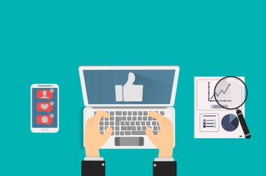 Toplum yöneticisi sosyal ağlardaki paylaşımları gözden geçirir ve akıllı telefonu ve bilgisayarındaki pazarlama kampanyalarının istatistiklerini, sosyal medya kavramını karşılaştırır