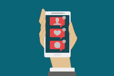 Sosyal ağlardan, nüfuzlu kişilerden, barlardan, düz stil tasarımcılardan gelen uyarılara cevap vermek için akıllı bir telefon tutan bir kadın.