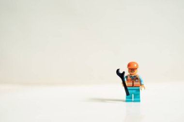 Monterrey Meksika, 26 Eylül 2019, Lego insanların stüdyo fotoğrafları. Kasklı ve çelik yelekli inşaat işçisi. İnşaat halindeki bir yerin seti. Legolar Danimarka 'daki Lego Grubu tarafından üretilen oyuncaklardır.