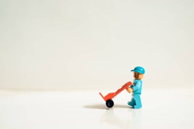 Mty Mexico, 26 Eylül 2019 'da Lego halkının stüdyo fotoğrafı, posta kutusu ve el arabası olan bir inşaat işçisi. Bu set inşaat halindeki bir alanı temsil ediyor. Legolar plastik kavramların popüler bir çizgisidir.