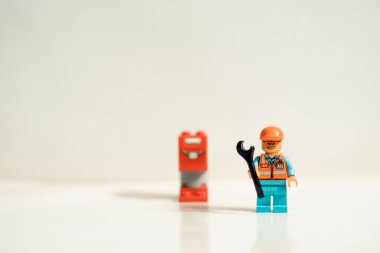 Monterrey Meksika, 26 Eylül 2019, Lego insanların stüdyo fotoğrafları. Posta kutusu ve güvenlik yeleği olan inşaat işçisi. İnşaat halindeki bir yerin seti. Legolar Danimarka 'daki Lego Grubu tarafından üretilen oyuncaklardır.