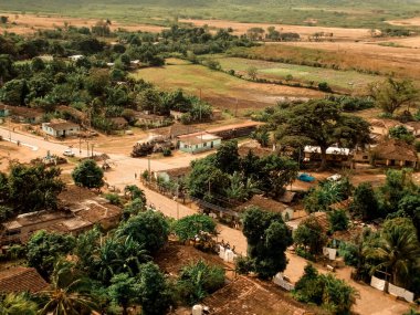 Yukarıdan güzel, yeşil bir köy. Eski Manaca Iznaga Kulesi. Küba, Cienfuegos 'ta Trinidad, Küba ve turistler yakınında kölelik. Tren istasyonu hava görüntüsü