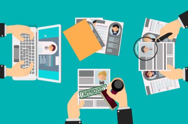 Bir insan kaynakları ekibi tarafından özgeçmişlerin seçilmesi, bir işe alım uzmanı bunlardan birini lastik mühür ile onaylar, diğerleri ise büyüteç ve bilgisayar ile bakar.