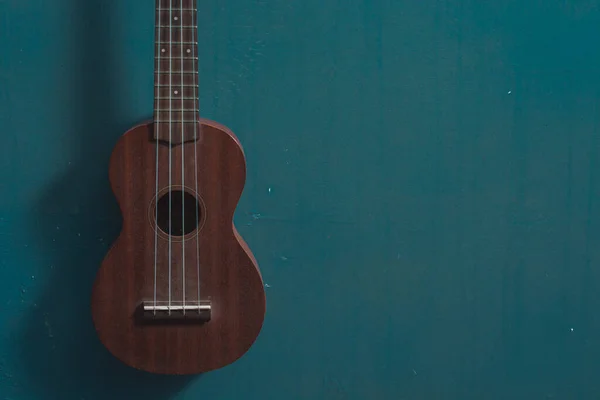 Ukulele na zbliżeniu pojedyncze niebieskie tło — Zdjęcie stockowe