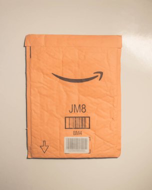 Monterrey, Meksika - 20 Ağustos 2019: Çevrimiçi mağaza nakliye kutusu, standart Amazon paketi