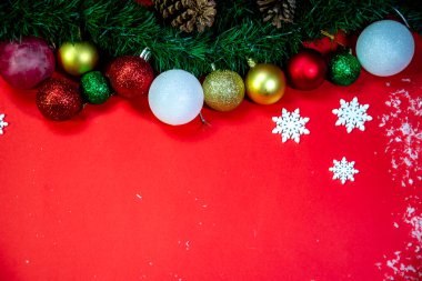 Kırmızı arkaplanda noel ağacı süslemeleri