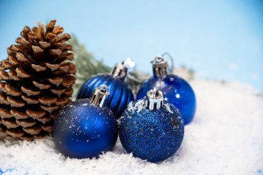 Noel süslemeleri köknar dalları, koniler, noel baloları