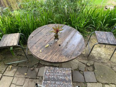 Bahçedeki eski ahşap masa.