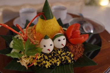 Hindistancevizi ve diğer meyvelerle pilavdan yapılan geleneksel Endonezya tatlısına 