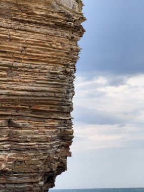 Playa de las Catedrales, İspanya 'da okyanus kıyısında katmanlı kaya oluşumları.