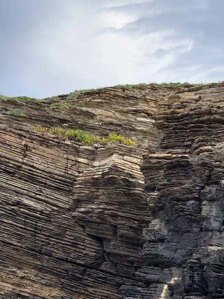 Playa de las Catedrales, İspanya 'da yatay kaya oluşumları ve doğal kemerler.