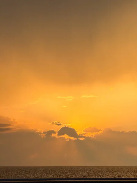 Karayip Denizi üzerinde canlı turuncu günbatımı bulutları, bir tekneden çekilmiş..