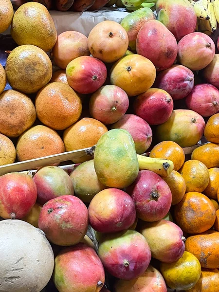 Meksika 'daki bir çiftçi pazarında gündüz vakti çeşitli renklerde taze mangolar sergileniyor..