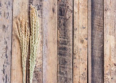 Kulaklar kahverengi ahşap masa arka plan üzerinde buğday