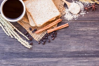 Buğday ve kahve kulakları, koyu ahşap masa background.top üzerinde ekmek ile kopya alanı ile göster