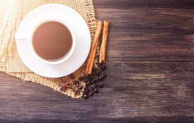 Fincan kahve ve koyu ahşap masa arka plan kulaklara. kopya alanı ile Üstten Görünüm