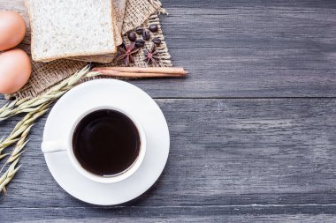 Buğday, yumurta ve kahve kulakları, koyu ahşap masa background.top üzerinde ekmek ile kopya alanı ile göster