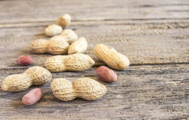 Fıstık ahşap masa arka plan üzerinde kapatın