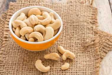 Kase üzerinde çul kaju fıstığı kapatın