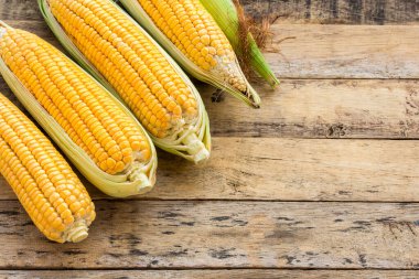 Ahşap masa arka plan üzerinde taze Mısır