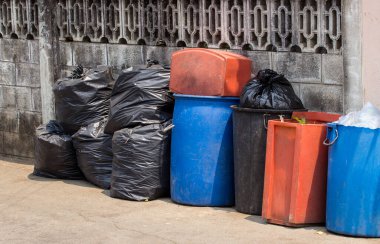 Siyah çöp ve sokakta çöp tenekesi