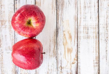 Ahşap masa arka plan üzerinde taze elma