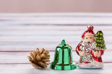 Noel çanları ve santa cruz dekorasyon tasarımı için eski grunge ahşap masa background.space üzerinde. Noel ve yeni yıl kavramı.