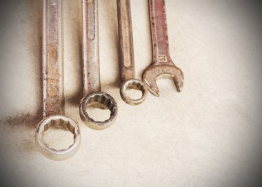 Dört anahtarı eski çimento floor.labor gün kavramı