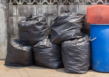 Siyah çöp ve sokakta çöp tenekesi