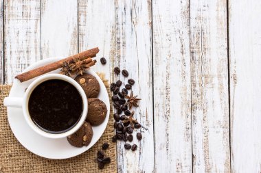 Kahve fincanı ve Beyaz ahşap masa cookie. Üstten Görünüm