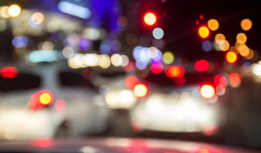 Görüntü Bulanıklığı, bokeh arabalarla içinde trafik ışıklarını gece zaman jam. bir arabanın içine görüntülemek