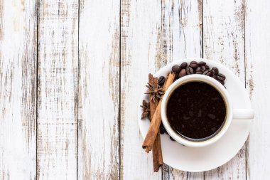 Kahve ve baharat beyaz ahşap masa antika arka plan üzerinde. Üstten Görünüm