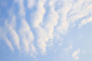 Mavi gökyüzü ve bulutlar. Arka plan gökyüzü ve bulutlar. Gökyüzü arka plan 